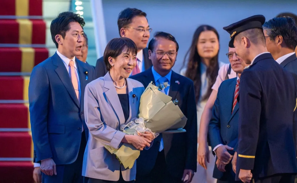 Thủ tướng Nhật Bản Takaichi Sanae đến H&agrave; Nội, bắt đầu chuyến thăm ch&iacute;nh thức Việt Nam- Ảnh 1.
