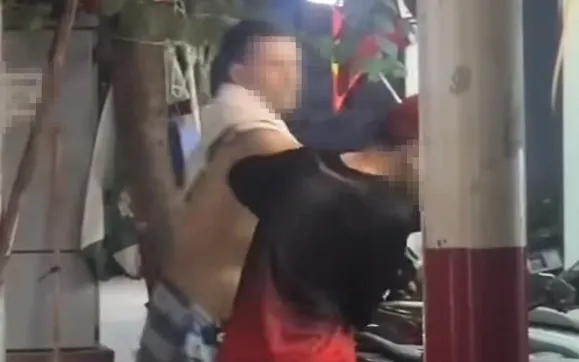 Người đàn ông nước ngoài gây rối ở Tây Hồ. (ảnh: Cắt từ Clip)