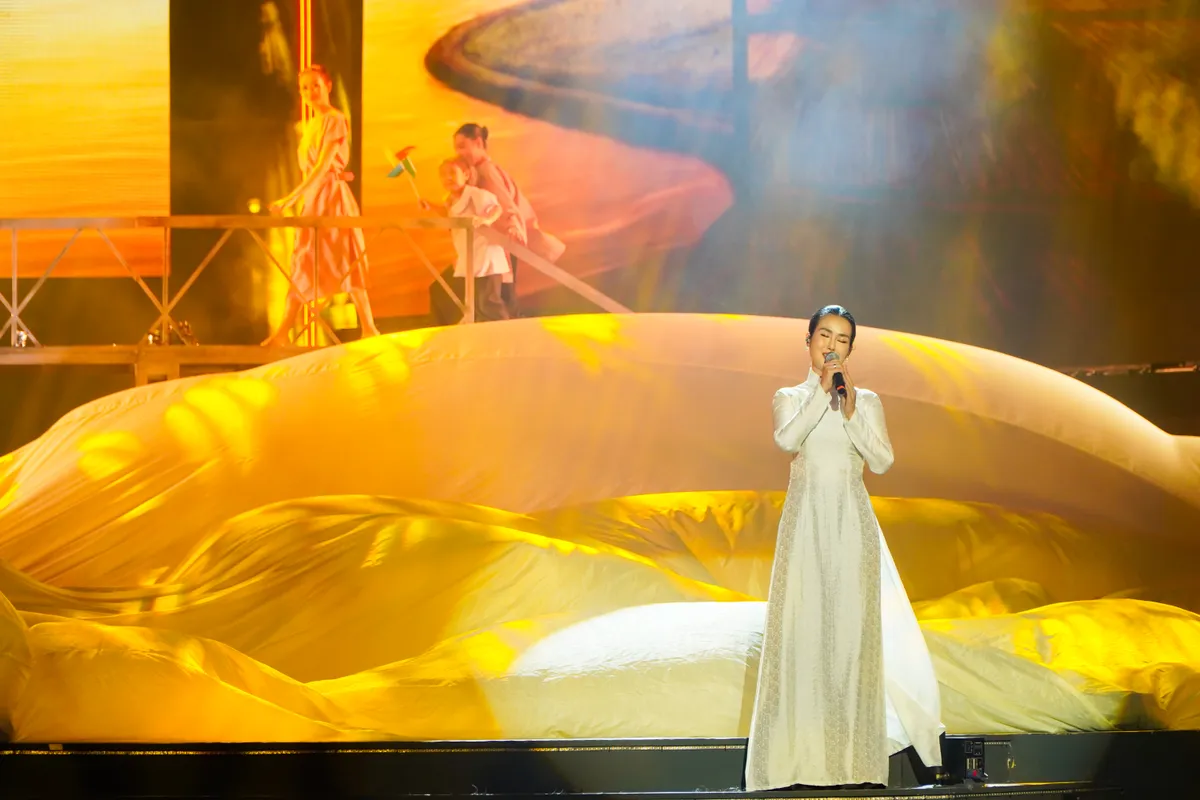 &Acirc;m vang &ldquo;T&igrave;nh ca đất nước&rdquo; giữa đường đi bộ Nguyễn Huệ   - Ảnh 2.