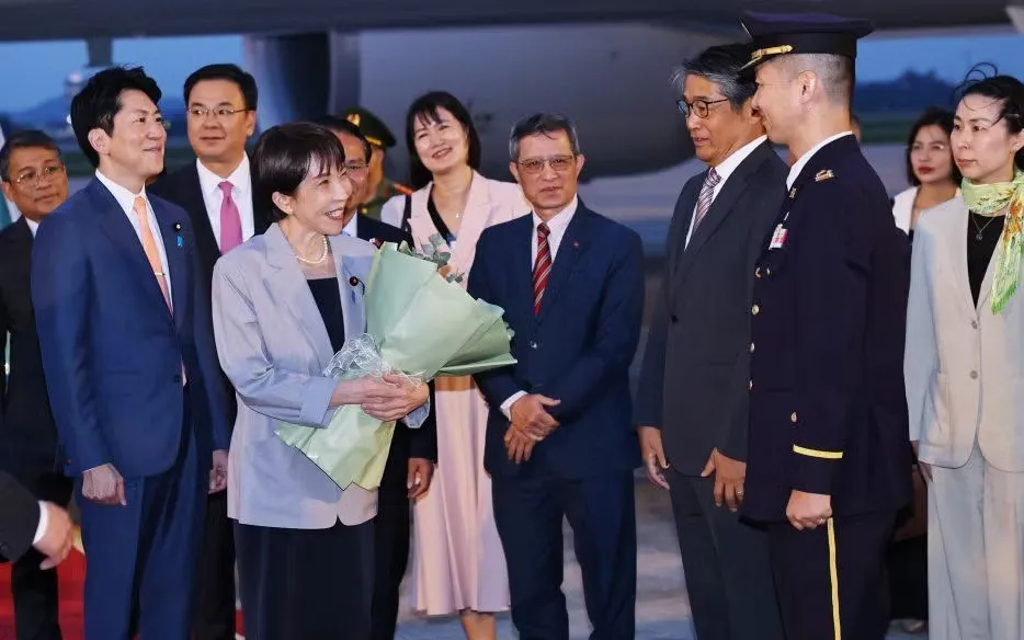 Lễ đón Thủ tướng Nhật Bản Takaichi Sanae tại sân bay Quốc tế Nội Bài, Hà Nội. (Ảnh: Minh Đức/TTXVN)