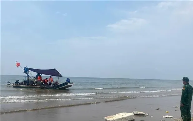 Đồn biên phòng Hoằng Trường và Ban quản lý du lịch xã Hoằng Thanh yêu cầu người dân tuyệt đối không sử dụng bè mảng, phương tiện đánh cá thô sơ để vận chuyển khách du lịch dưới bất kỳ hình thức nào. Ảnh: TTXVN