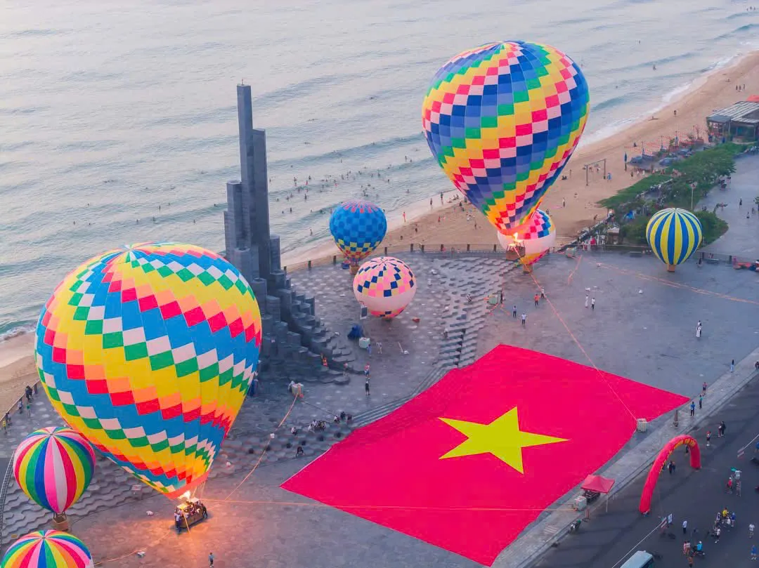 Tuy Hòa sôi động với hoạt động khinh khí cầu dịp lễ- Ảnh 1.