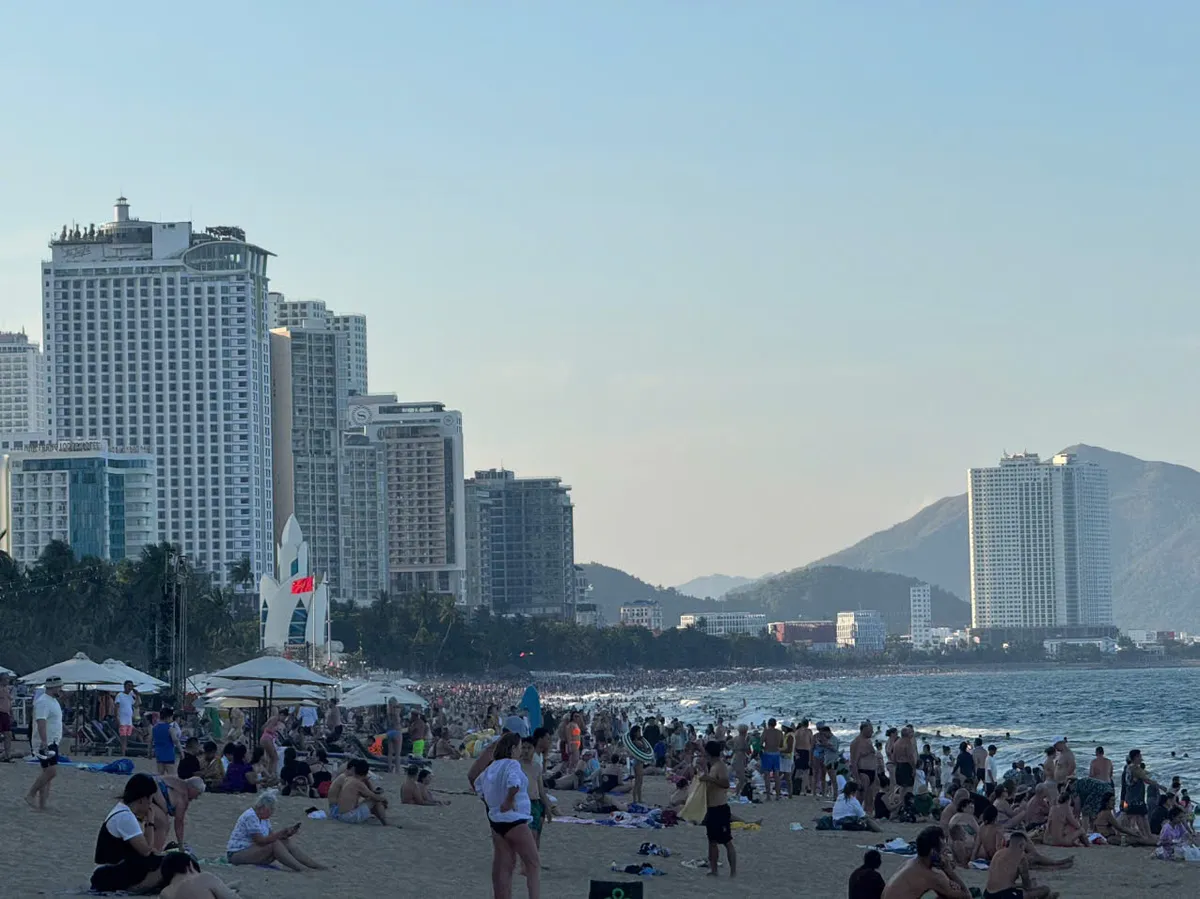 Du kh&aacute;ch quốc tế th&iacute;ch th&uacute; với kh&ocirc;ng kh&iacute; nghỉ lễ tại Nha Trang- Ảnh 4.