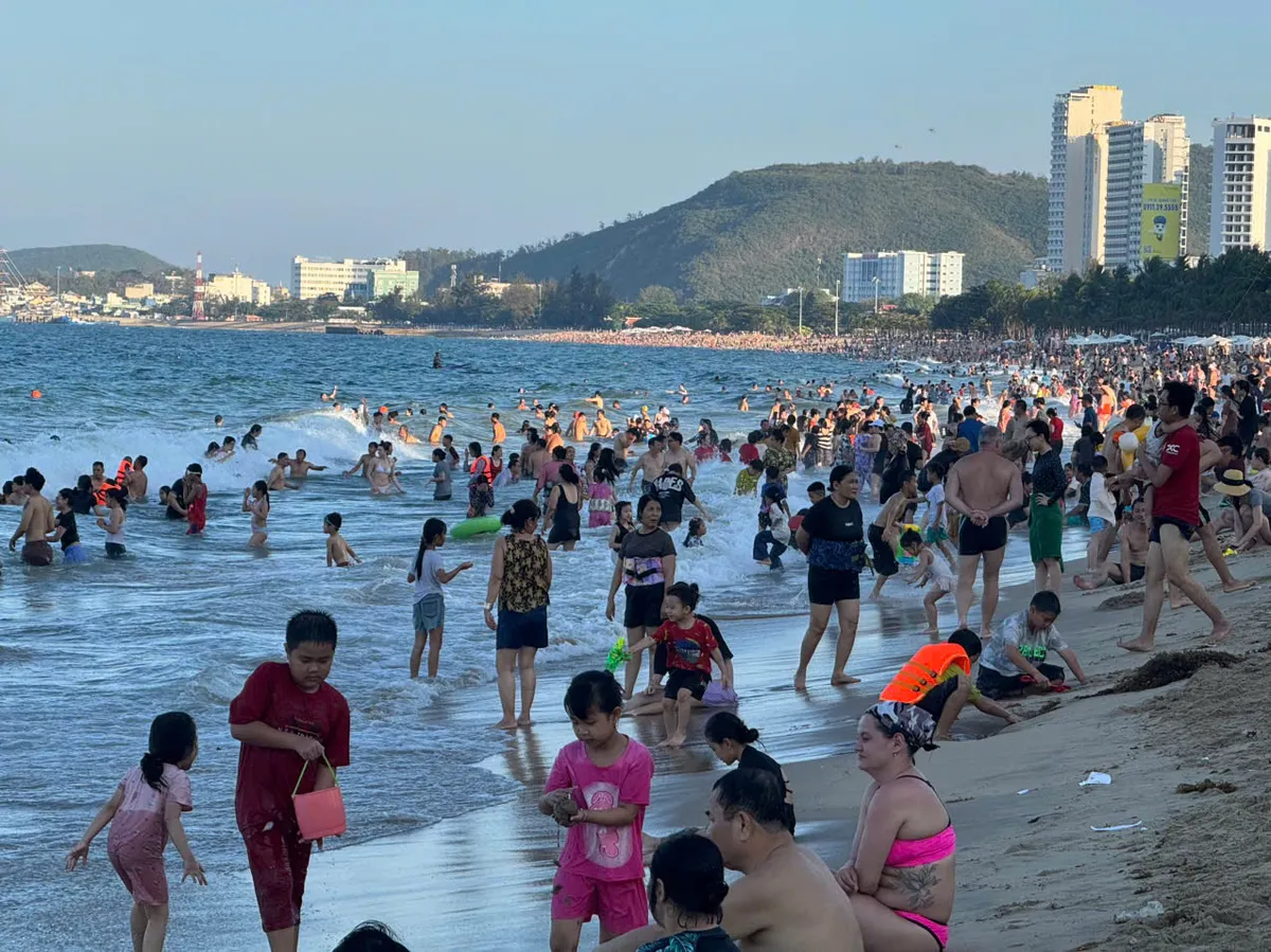 Du kh&aacute;ch quốc tế th&iacute;ch th&uacute; với kh&ocirc;ng kh&iacute; nghỉ lễ tại Nha Trang- Ảnh 1.