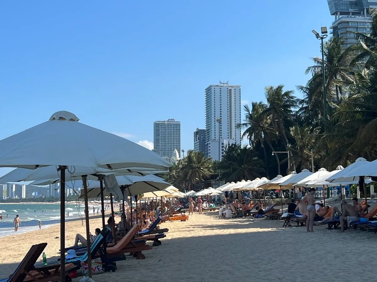 Du kh&aacute;ch quốc tế th&iacute;ch th&uacute; với kh&ocirc;ng kh&iacute; nghỉ lễ tại Nha Trang- Ảnh 2.