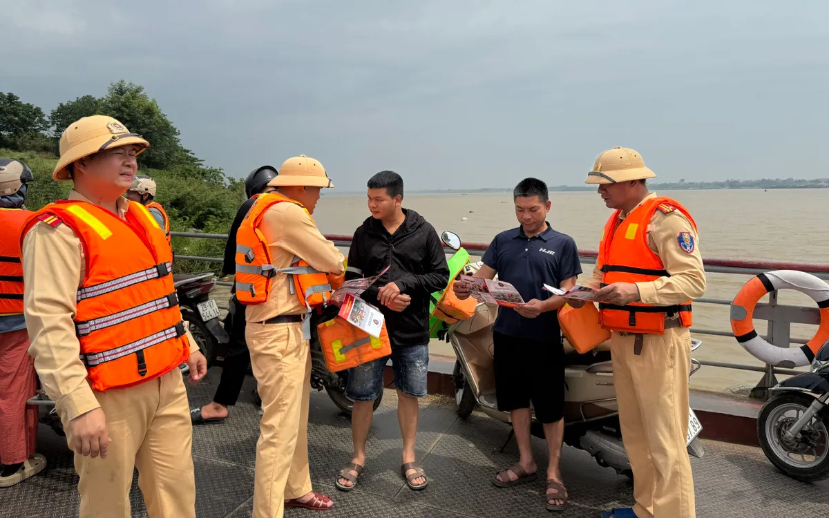 Tổ công tác tuyên truyền tại các bến khách ngang sông trên địa bàn quản lý.