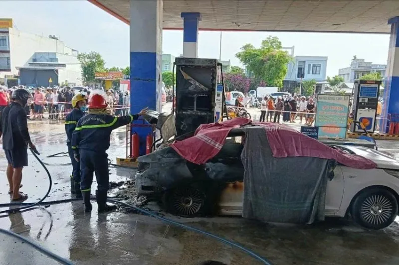 Ch&aacute;y &ocirc; t&ocirc; đang dừng đổ xăng, 2 người tử vong - Ảnh 1.