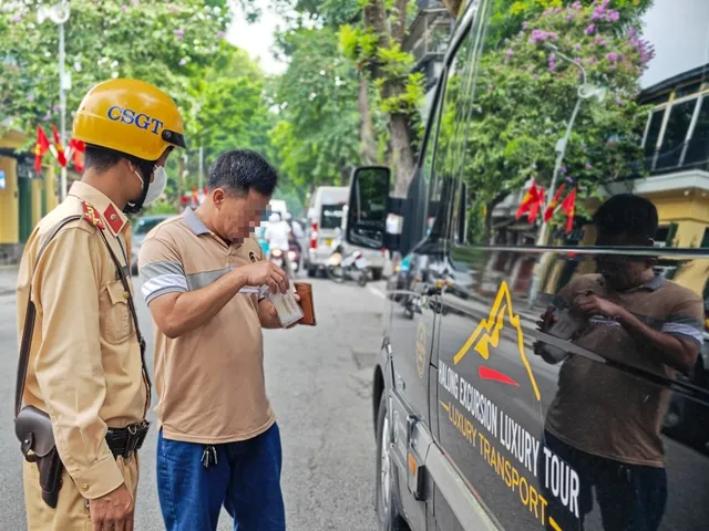 Xử l&yacute; nghi&ecirc;m t&agrave;i xế bị tước bằng, hết điểm vẫn l&aacute;i xe- Ảnh 1.