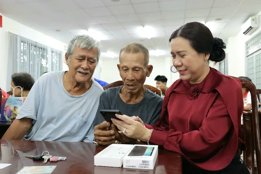 Hỗ trợ 400.000 điện thoại th&ocirc;ng minh cho hộ ngh&egrave;o, cận ngh&egrave;o- Ảnh 1.