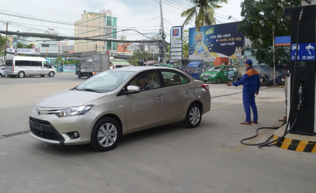 Những lưu &yacute; an to&agrave;n khi đổ xăng &ocirc;t&ocirc; kh&ocirc;ng phải ai cũng biết- Ảnh 2.