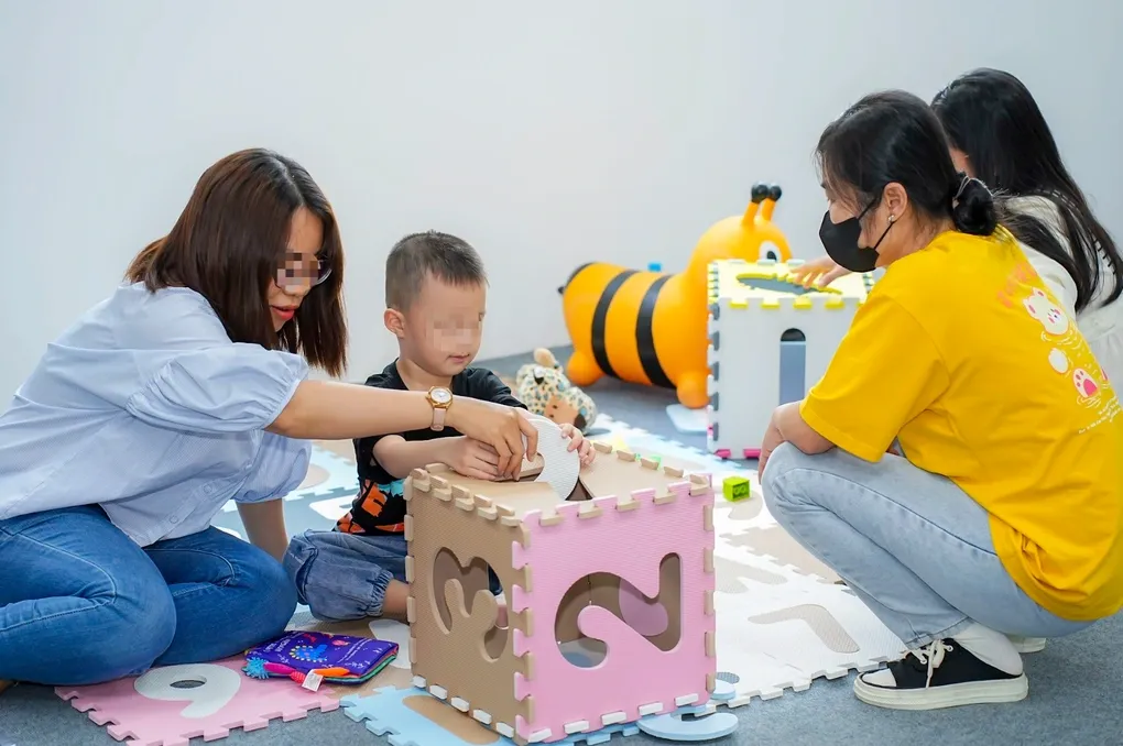 Kỳ nghỉ d&agrave;i tiềm ẩn rủi ro với trẻ tự kỷ, phụ huynh cần chuẩn bị g&igrave;?- Ảnh 1.