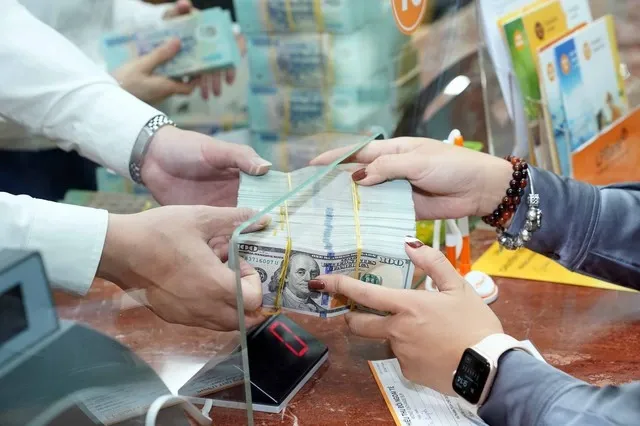 Gi&aacute; USD tăng trở lại, ng&acirc;n h&agrave;ng điều chỉnh mạnh chiều mua v&agrave;o- Ảnh 1.