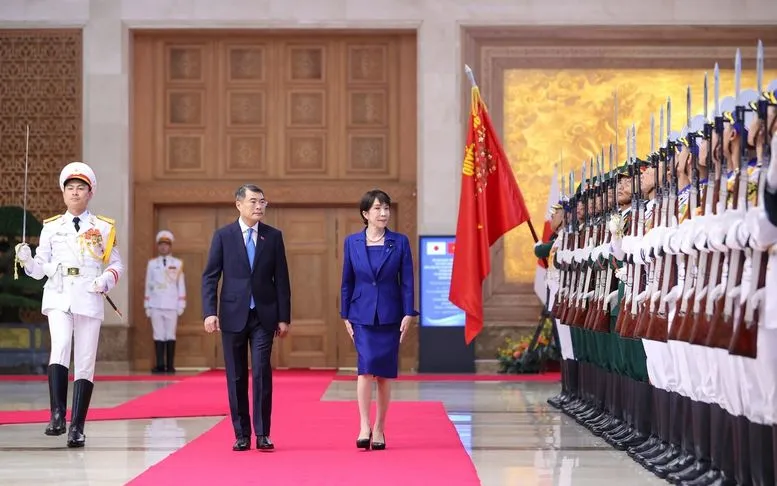 Thủ tướng Lê Minh Hưng và Thủ tướng Takaichi Sanae duyệt Đội Danh dự Quân đội nhân dân Việt Nam - Ảnh: VGP