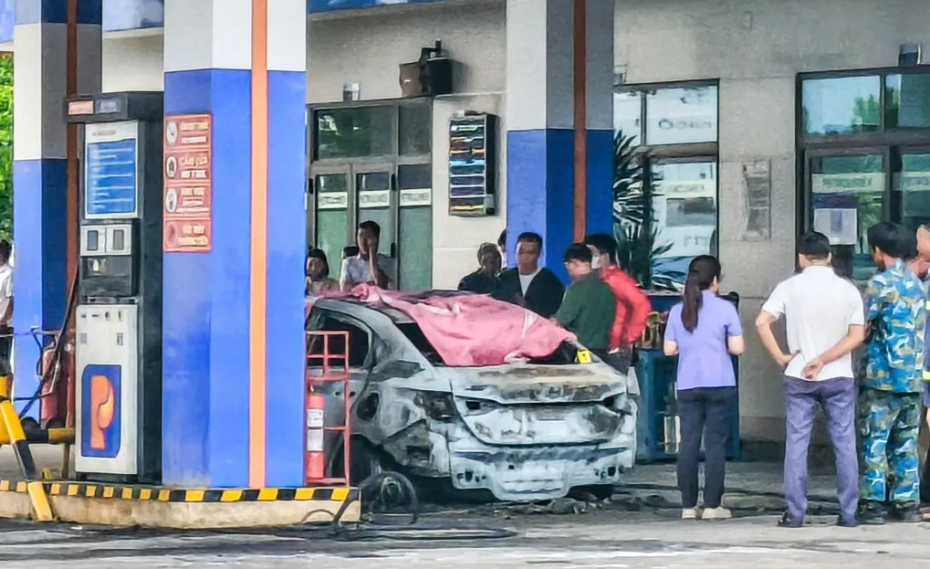 &Ocirc; t&ocirc; ph&aacute;t nổ khi v&agrave;o đổ xăng ở Đ&agrave; Nẵng, 2 người tử vong- Ảnh 1.