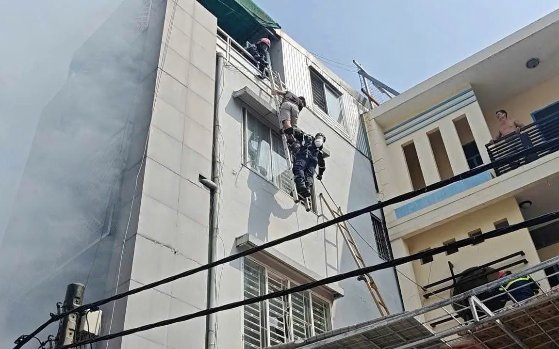 Toàn cảnh phía ngoài đám cháy.