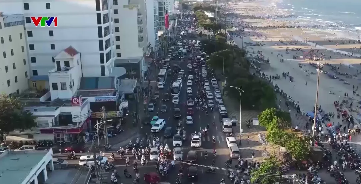 Du lịch biển tr&ecirc;n cả nước s&ocirc;i động, thu h&uacute;t lượng lớn du kh&aacute;ch trong kỳ nghỉ lễ - Ảnh 1.