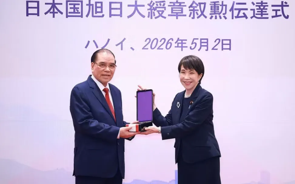 Thủ tướng Nhật Bản Takaichi Sanae trao Huân chương Mặt trời mọc hạng nhất Đại thập tự của Nhà nước Nhật Bản cho nguyên Tổng Bí thư Nông Đức Mạnh. 