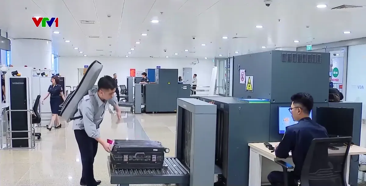 Cảnh b&aacute;o rủi ro ph&aacute;p l&yacute; nghi&ecirc;m trọng từ việc x&aacute;ch hộ h&agrave;nh l&yacute; qua đường h&agrave;ng kh&ocirc;ng - Ảnh 2.