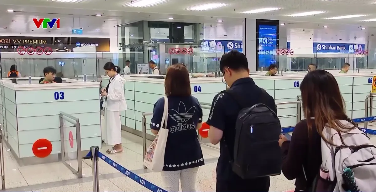 Cảnh b&aacute;o rủi ro ph&aacute;p l&yacute; nghi&ecirc;m trọng từ việc x&aacute;ch hộ h&agrave;nh l&yacute; qua đường h&agrave;ng kh&ocirc;ng - Ảnh 1.