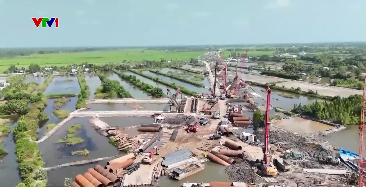 Thi c&ocirc;ng xuy&ecirc;n lễ tr&ecirc;n c&aacute;c c&ocirc;ng trường trọng điểm tại C&agrave; Mau - Ảnh 1.