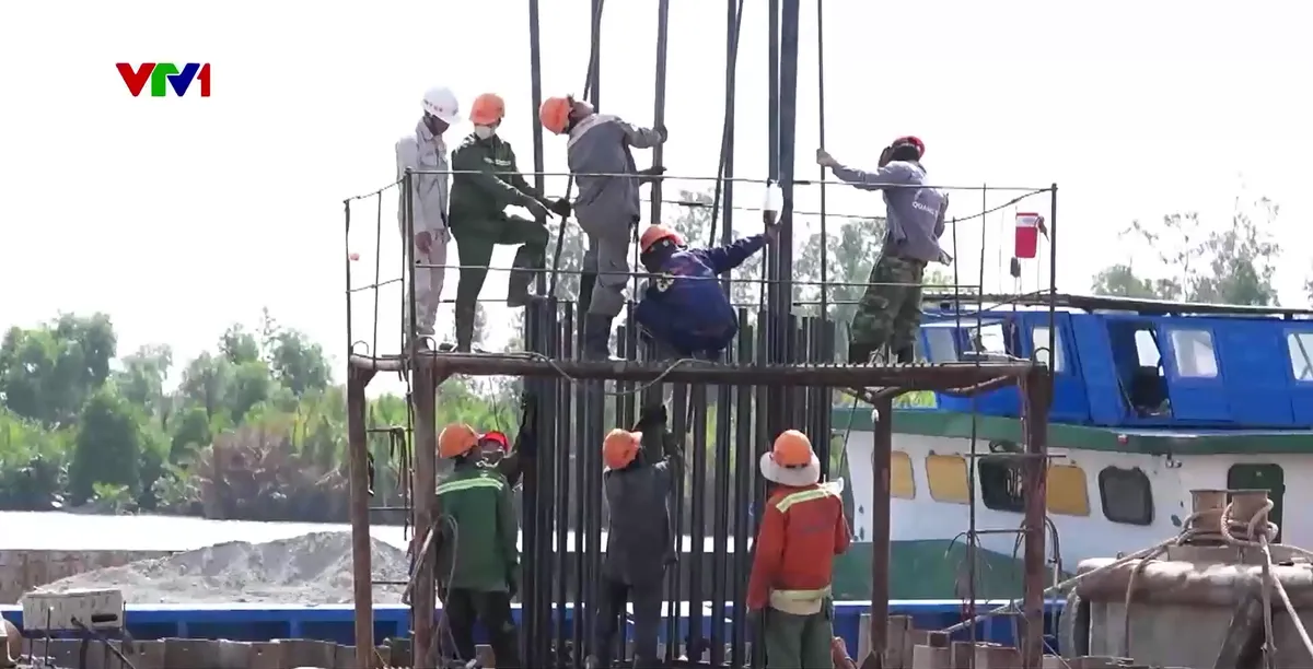 Thi c&ocirc;ng xuy&ecirc;n lễ tr&ecirc;n c&aacute;c c&ocirc;ng trường trọng điểm tại C&agrave; Mau - Ảnh 2.