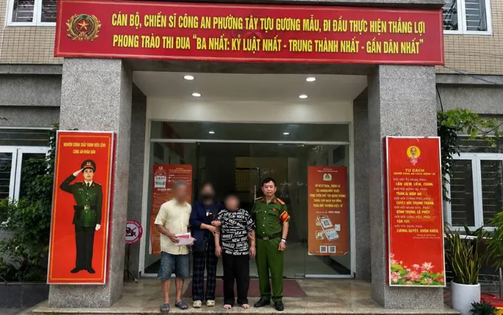 CBCS Công an phường Tây Tựu bàn giao cháu về với gia đình an toàn