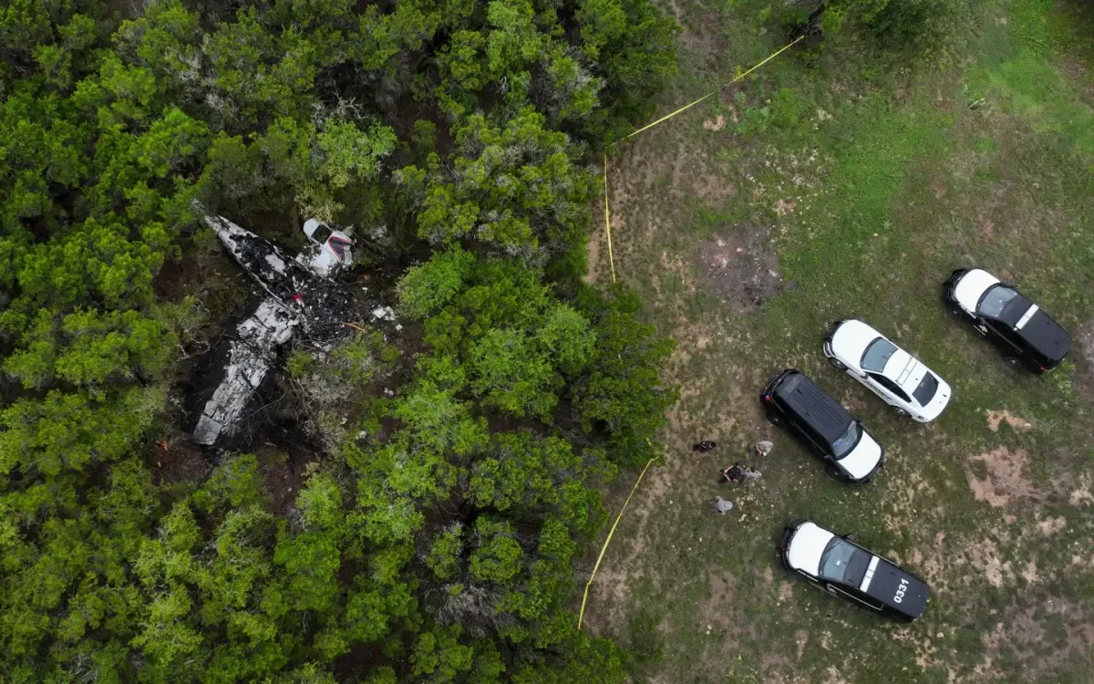 Máy bay Cessna rơi trong khu vực rừng tại Wimberley, Texas, ngày 1/5/2026. (Ảnh: AP)