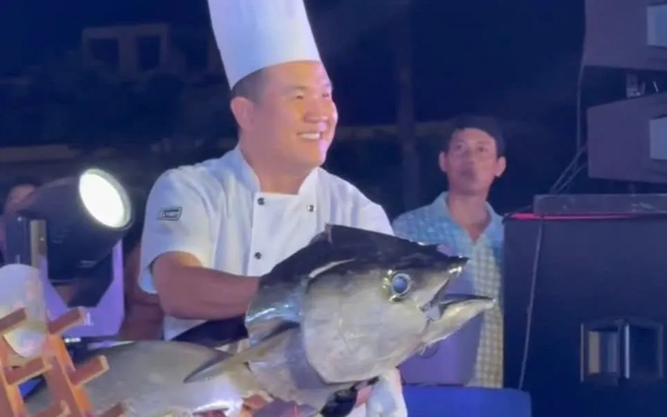 Cá ngừ đại dương được chế biến ngay tại chỗ, nổi bật với màn phi lê điêu luyện trên “sân khấu ẩm thực” ngoài trời. 