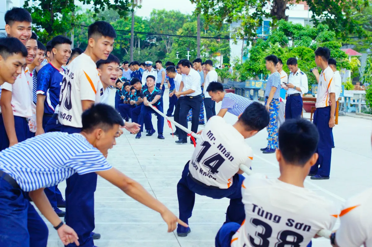 Học viện Hải qu&acirc;n: S&ocirc;i nổi chuỗi hoạt động ch&agrave;o mừng ng&agrave;y lễ lớn của đất nước - Ảnh 3.