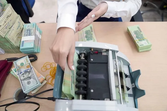 Gi&aacute; USD trong nước đi ngang suốt tuần lễ, thị trường quốc tế biến động mạnh- Ảnh 1.