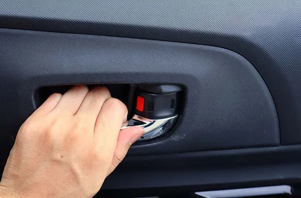 V&igrave; sao cửa &ocirc;t&ocirc; kh&ocirc;ng mở được từ b&ecirc;n trong? Những nguy&ecirc;n nh&acirc;n t&agrave;i xế cần biết- Ảnh 1.