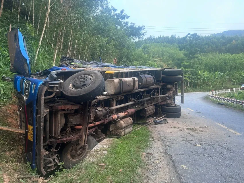 Lật xe tải ở ch&acirc;n đ&egrave;o Violak (Quảng Ng&atilde;i), 3 người thương vong- Ảnh 1.