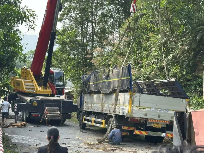 Lật xe tải ở ch&acirc;n đ&egrave;o Violak (Quảng Ng&atilde;i), 3 người thương vong- Ảnh 2.