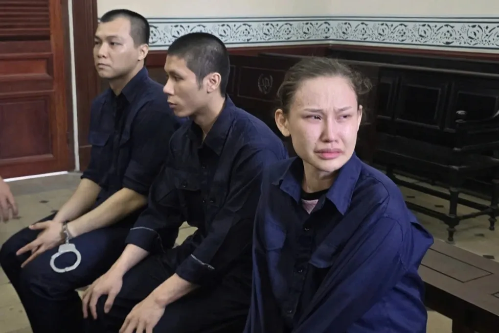 Cựu tiếp vi&ecirc;n h&agrave;ng kh&ocirc;ng c&ugrave;ng vợ sa ng&atilde; v&igrave; ma t&uacute;y, hai con nhỏ bơ vơ sau song sắt- Ảnh 1.