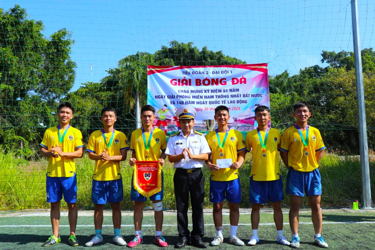 Học viện Hải qu&acirc;n: S&ocirc;i nổi chuỗi hoạt động ch&agrave;o mừng ng&agrave;y lễ lớn của đất nước - Ảnh 5.