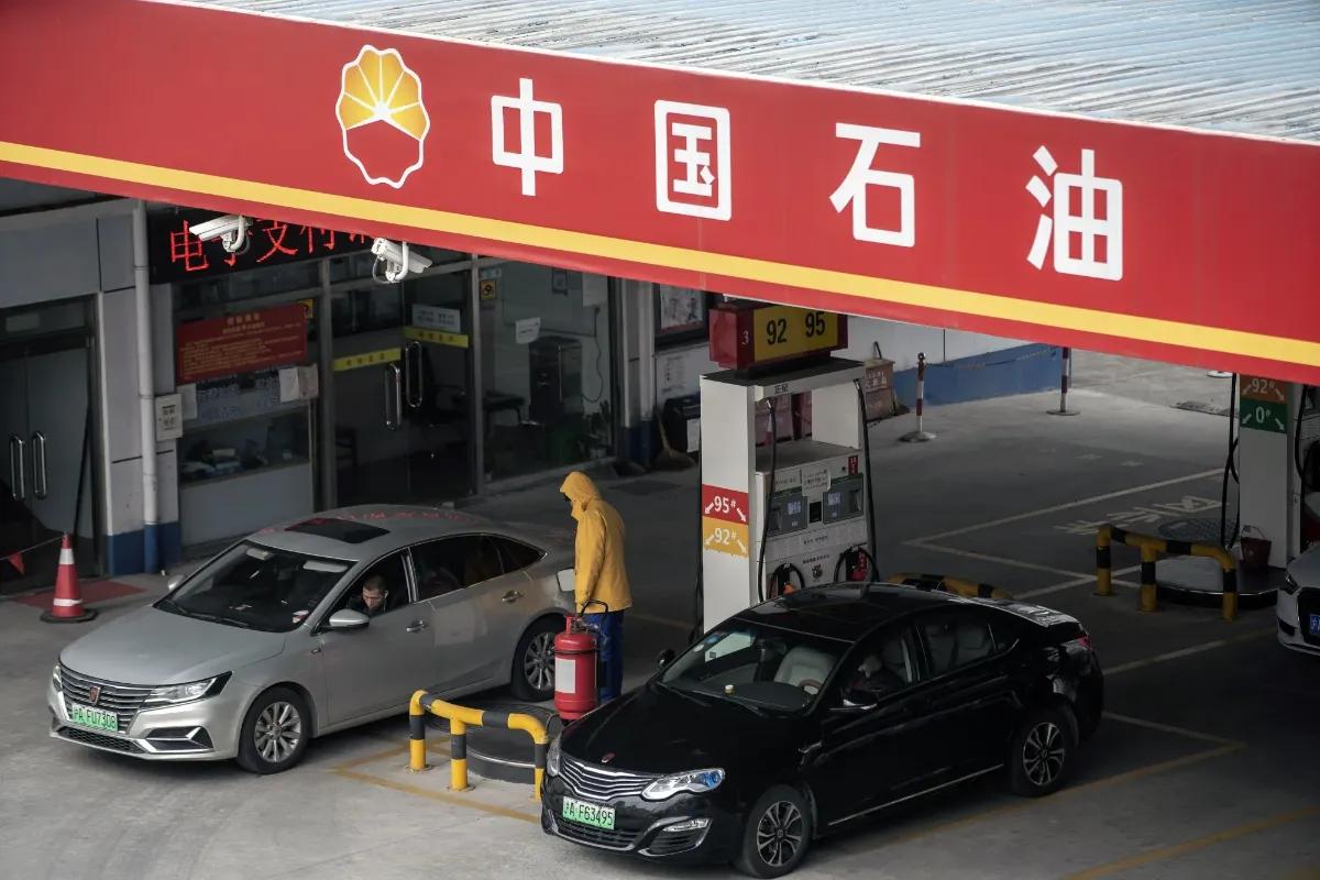 Trung Quốc ph&aacute;t t&iacute;n hiệu mở lại xuất khẩu xăng dầu, thị trường năng lượng ch&acirc;u &Aacute; chờ đảo chiều- Ảnh 1.