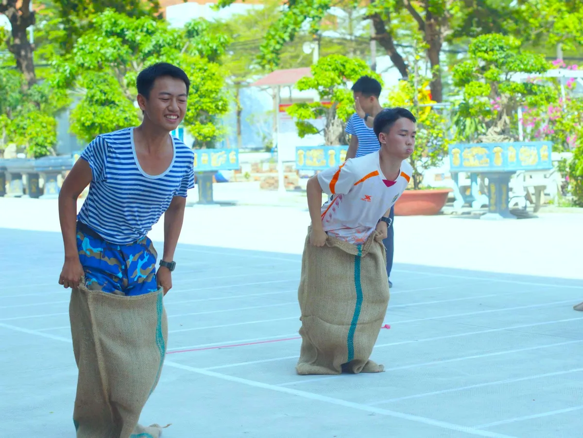 Học viện Hải qu&acirc;n: S&ocirc;i nổi chuỗi hoạt động ch&agrave;o mừng ng&agrave;y lễ lớn của đất nước - Ảnh 2.