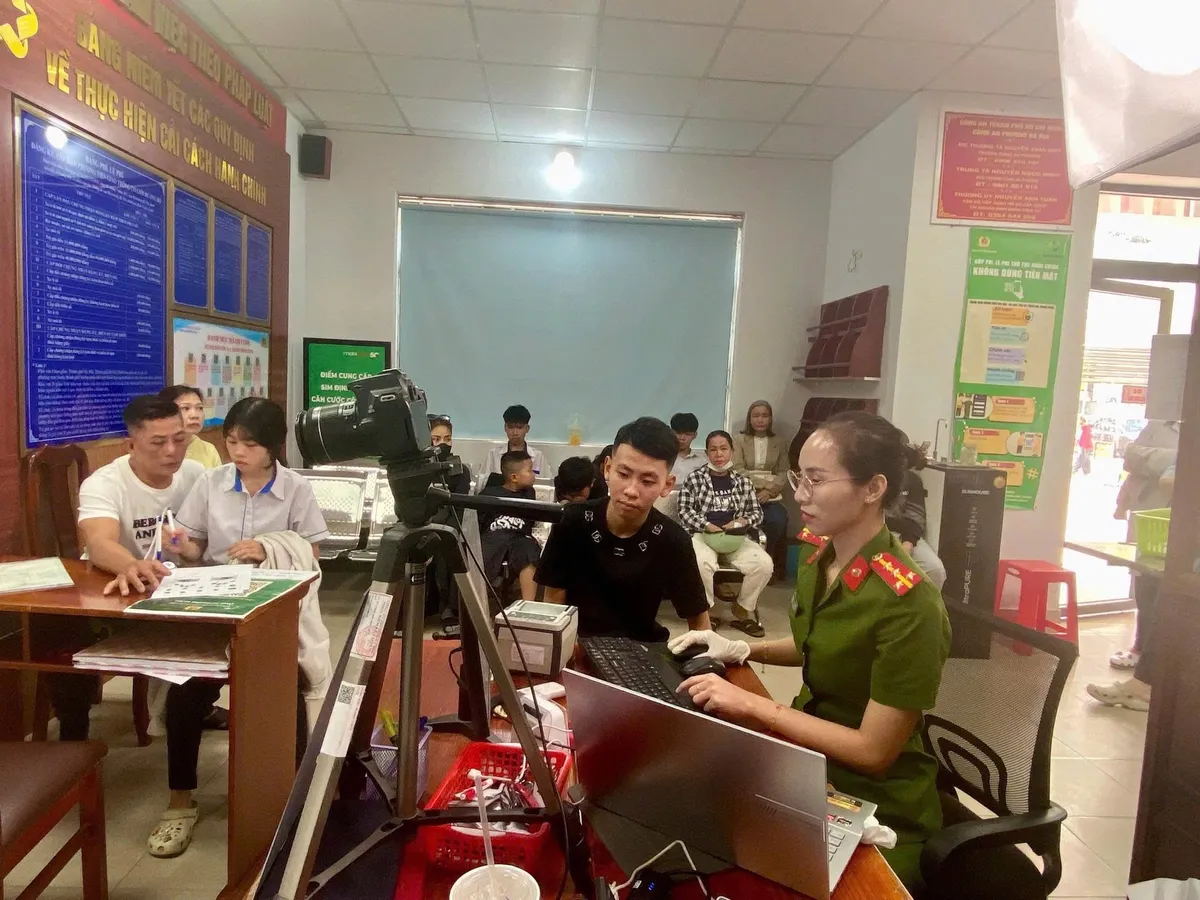 TP Hồ Ch&iacute; Minh: Xuy&ecirc;n lễ cấp căn cước cho học sinh kịp kỳ thi- Ảnh 1.