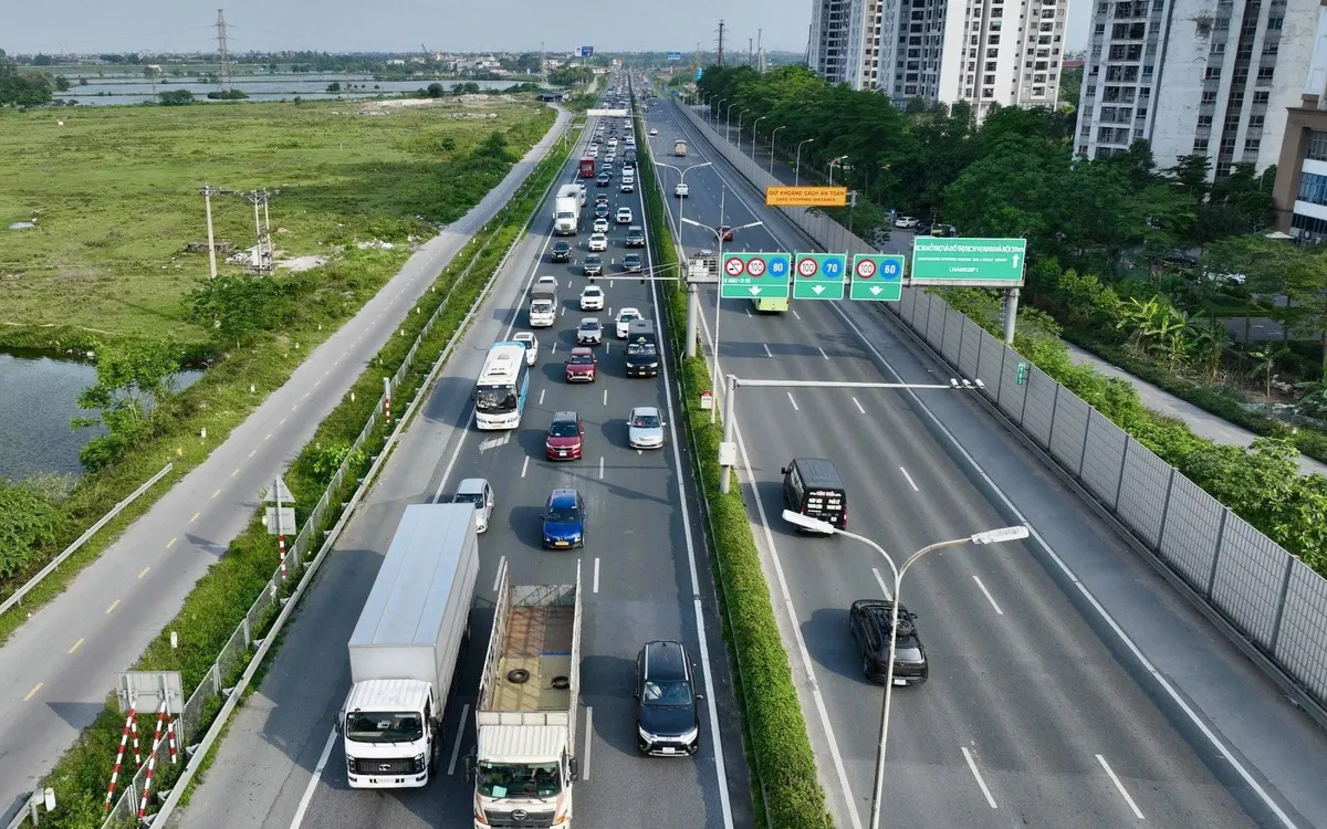 Dòng phương tiện đổ về thành phố, chiều 3/5