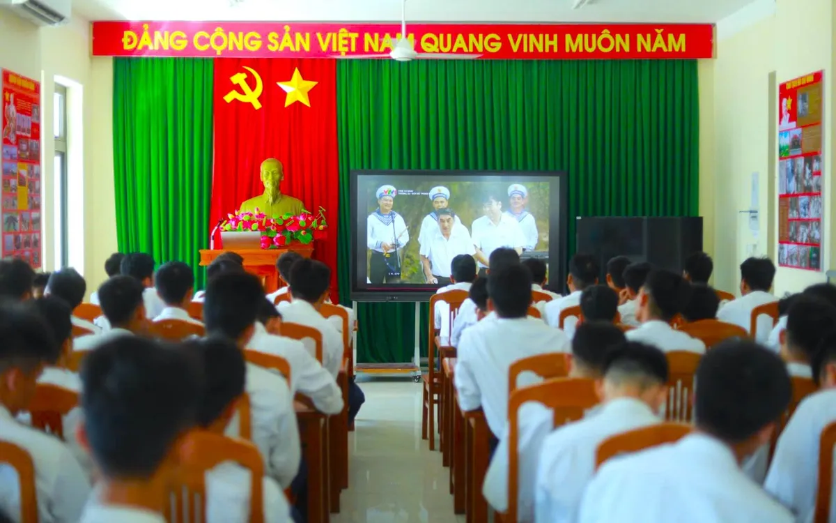 Tổ chức xem phim “Trường Sa - Bến bờ trong nhau” trên chương trình truyền hình VTV1.