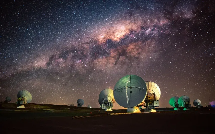 Dải Ngân hà phía trên hệ thống kính viễn vọng vô tuyến ALMA ở Chile. (Ảnh: NSF/AUI/NSF NRAO/B.Foott)