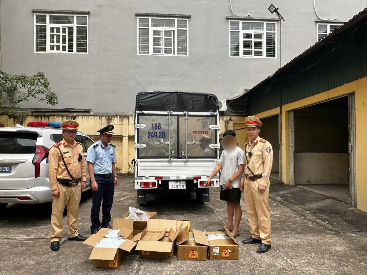 Quảng Ninh ph&aacute;t hiện xe tải chở 100 hộp mỹ phẩm nghi nhập lậu- Ảnh 1.