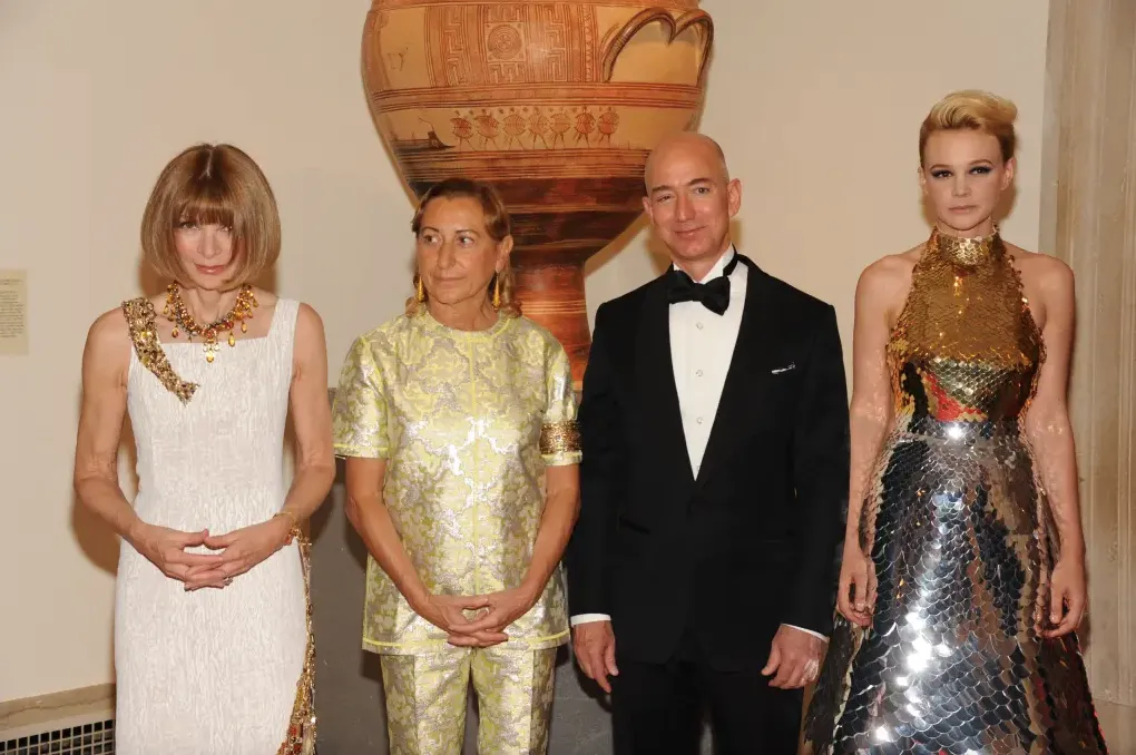 Tỷ ph&uacute; Jeff Bezos bị phản đối khi chi tiền v&agrave;o Met Gala 2026- Ảnh 1.