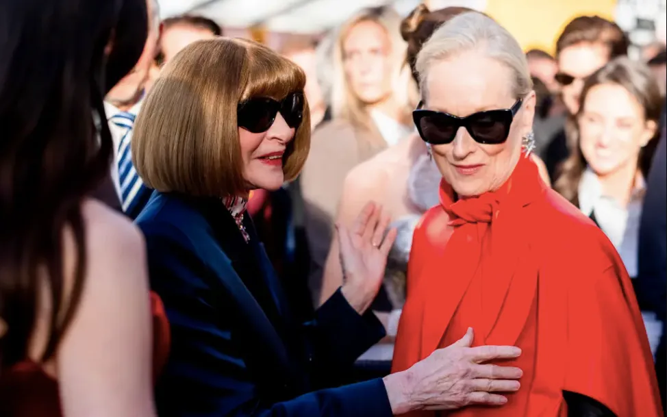 Anna Wintour đang thực hiện quảng cáo xoay quanh phim “The Devil Wears Prada 2”. Cô đề nghị Meryl Streep phải làm đồng chủ trì Met Gala năm nay nhưng Streep từ chối. (Ảnh: Getty Images)