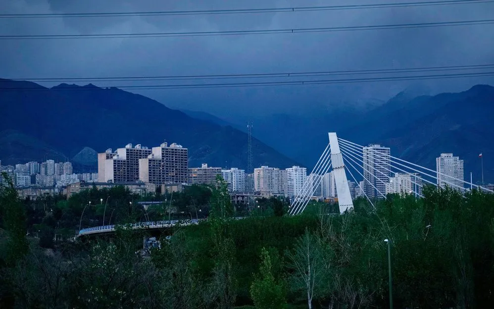 Các tòa nhà và một cây cầu được nhìn thấy ở phía Bắc Tehran, Iran, ngày 28/4/2026 (Ảnh: AP)