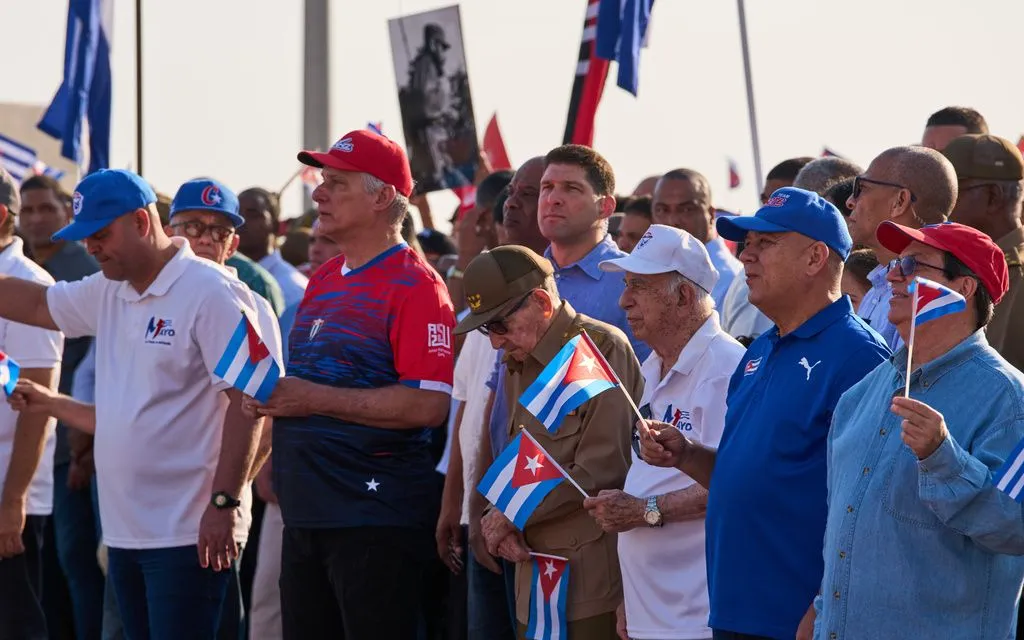 Chủ tịch Cuba Miguel Díaz-Canel (thứ 2 từ trái sang) và cựu Chủ tịch Raul Castro (giữa) tham dự lễ kỷ niệm Ngày Quốc tế Lao động ở La Habana, ngày 1/5/2026 (Ảnh: AP)