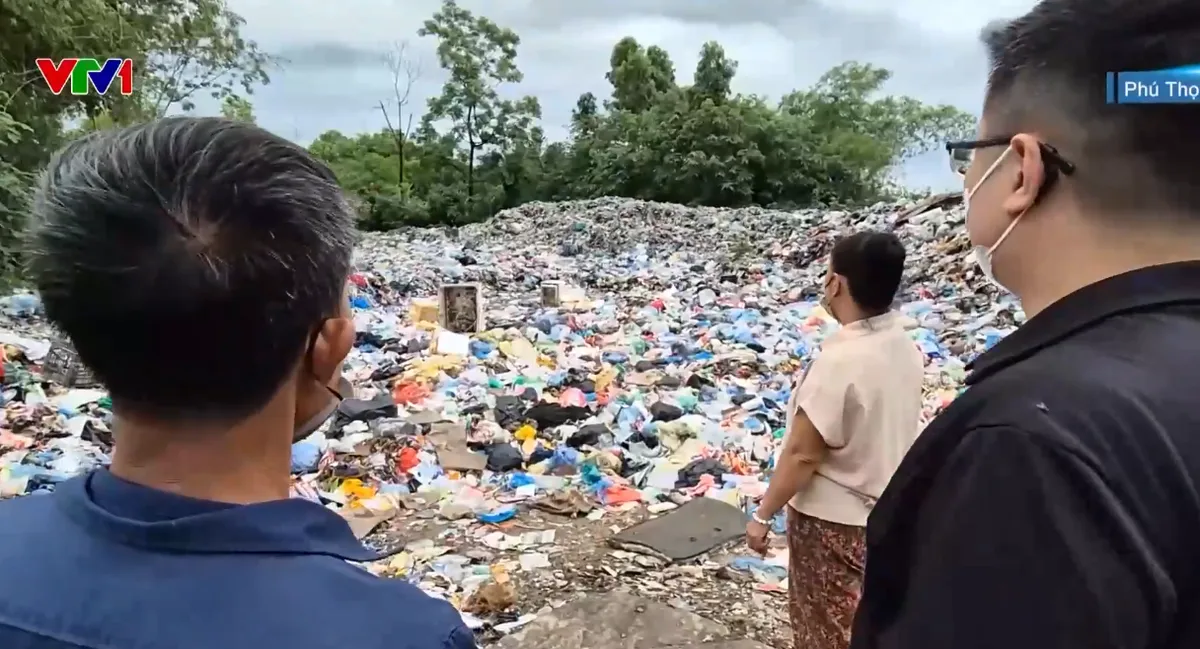 B&atilde;i r&aacute;c qu&aacute; tải gần s&ocirc;ng ở Ph&uacute; Thọ g&acirc;y &ocirc; nhiễm - Ảnh 2.