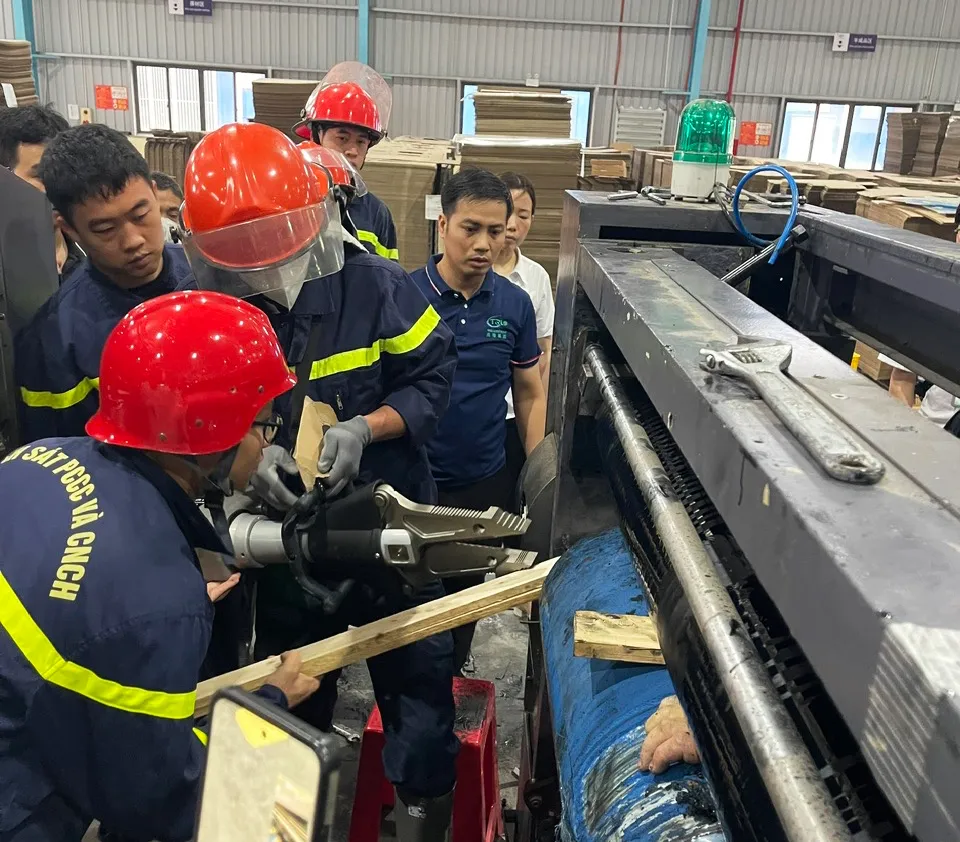 Cứu kịp thời c&ocirc;ng nh&acirc;n bị cuốn tay v&agrave;o m&aacute;y in c&ocirc;ng nghiệp ở Bắc Ninh - Ảnh 1.
