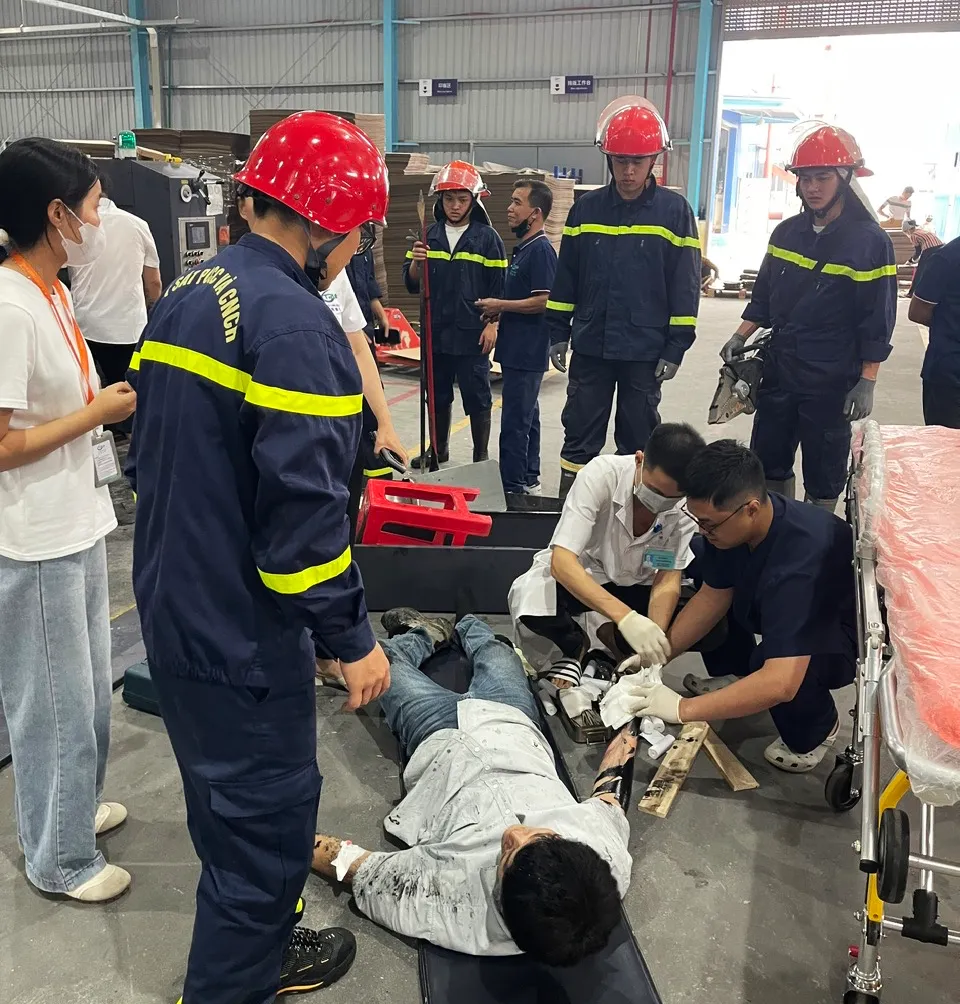 Cứu kịp thời c&ocirc;ng nh&acirc;n bị cuốn tay v&agrave;o m&aacute;y in c&ocirc;ng nghiệp ở Bắc Ninh - Ảnh 3.