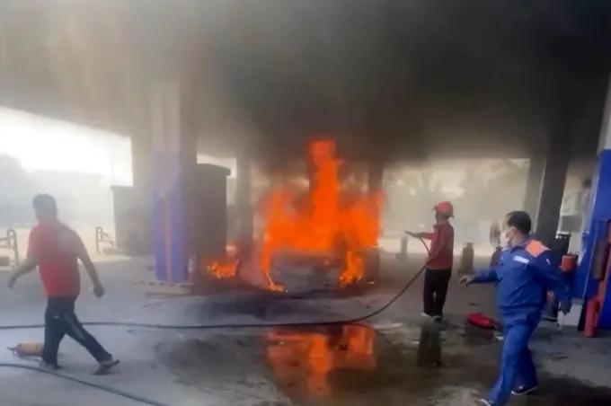 Vụ cháy làm 2 người tử vong ở Đà Nẵng: Tài xế khai lý do không mở cửa xe  - Ảnh 1.